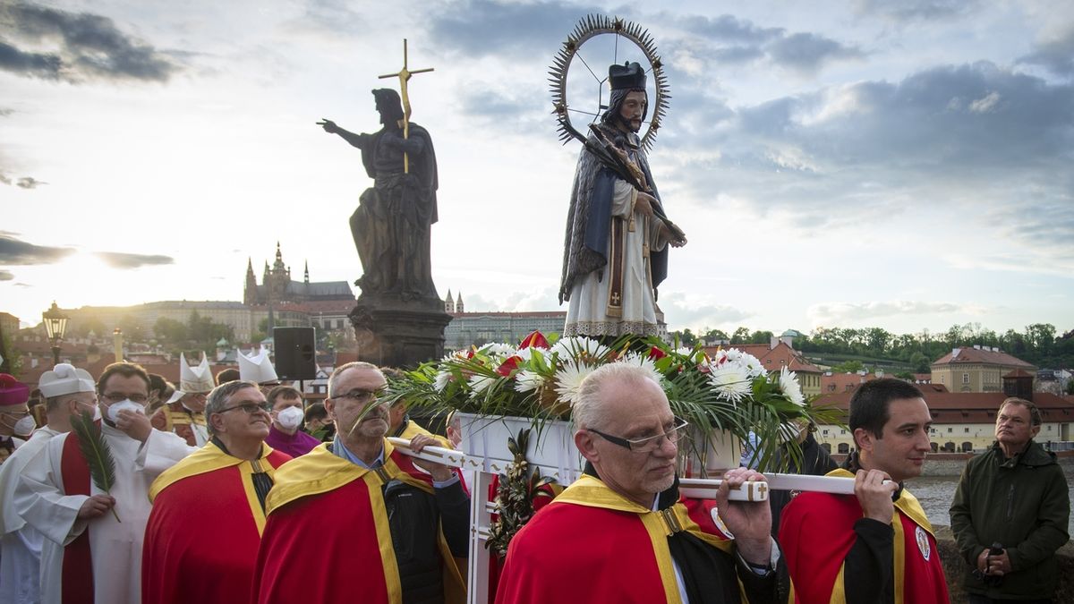 Stovky lidí v Praze oslavily 300. výročí od blahořečení Jana Nepomuckého